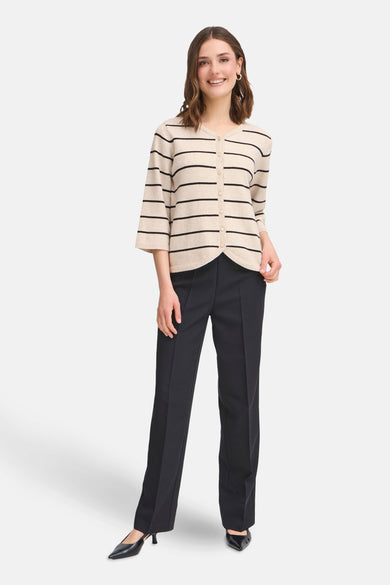 Beige cardigan met zwarte strepen van Fransa, gedragen met een zwarte broek en zwarte pumps.