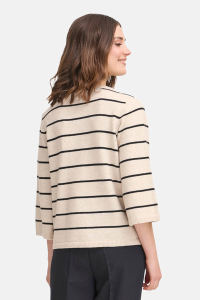 Beige gestreept vest met zwarte strepen van Fransa, gedragen met een marineblauwe broek.