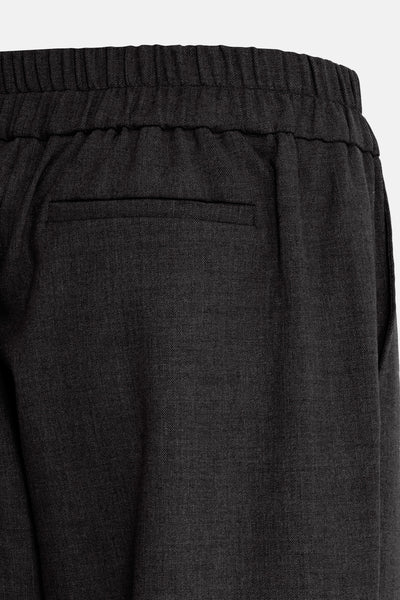 Pantalon noir de Fransa, avec une taille élastique et une poche arrière discrète.
