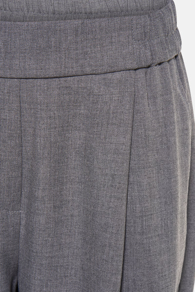 Grijze broek uit Frankrijk, met een discrete paspelzak en een comfortabele elastische tailleband.