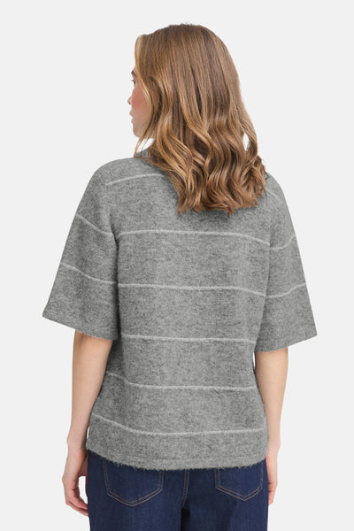 Pull gris à rayures horizontales par Fransa, présenté de dos avec un jean bleu foncé.
