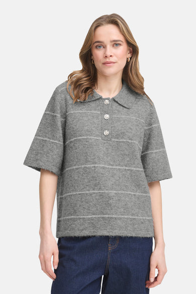 Pull à col en V gris par Fransa, à rayures horizontales et boutons décoratifs.