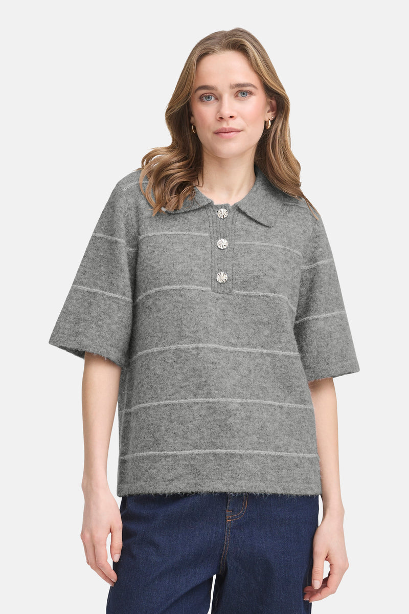 Pull à col en V gris par Fransa, à rayures horizontales et boutons décoratifs.