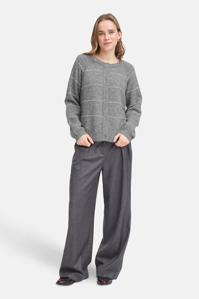 Cardigan gris à rayures horizontales by Fransa, porté avec un pantalon large gris et des chaussures bordeaux.
