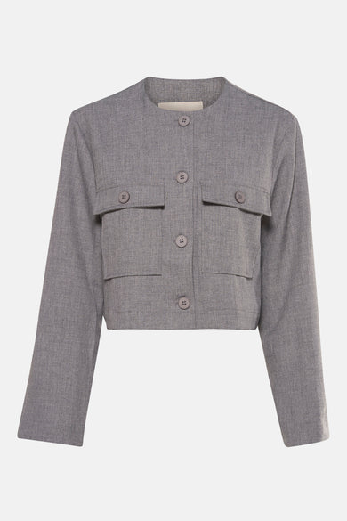Veste courte grise de Fransa, avec poches plaquées et boutonnée sur le devant.