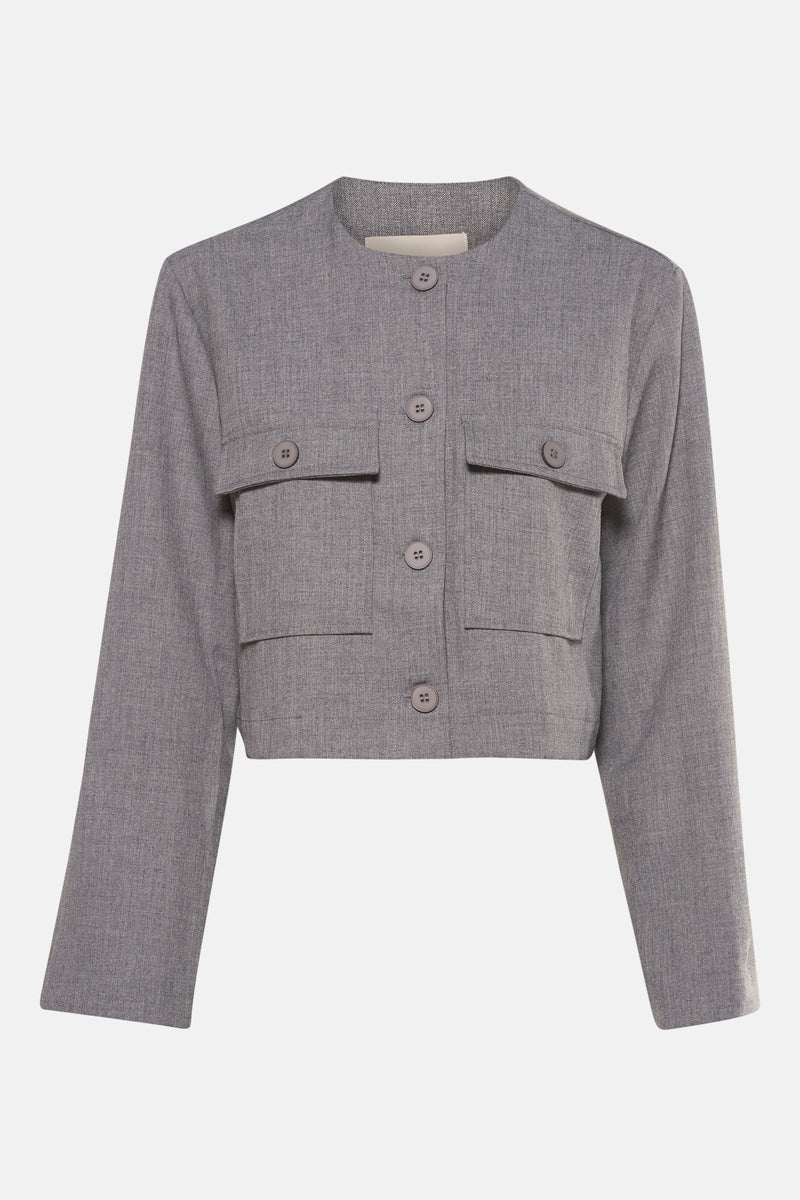 Veste courte grise de Fransa, avec poches plaquées et boutonnée sur le devant.