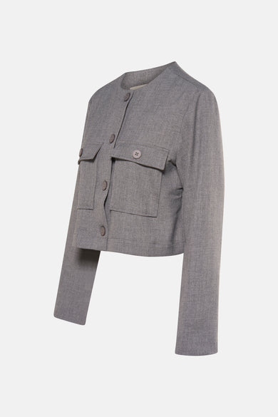 Veste courte grise de Fransa, avec poches à rabat et fermeture boutonnée apparente.