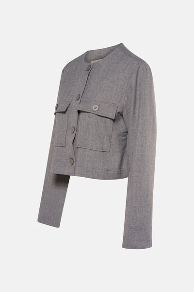 Veste courte grise de Fransa, avec poches à rabat et fermeture boutonnée apparente.