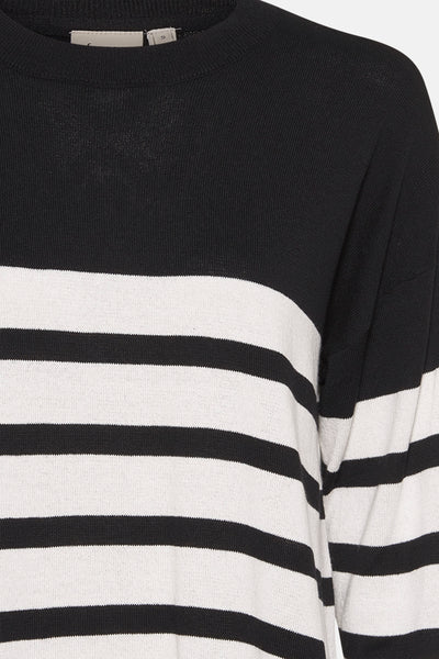 Pull à col rond noir de Fransa, avec rayures horizontales blanches sur fond noir tricoté.