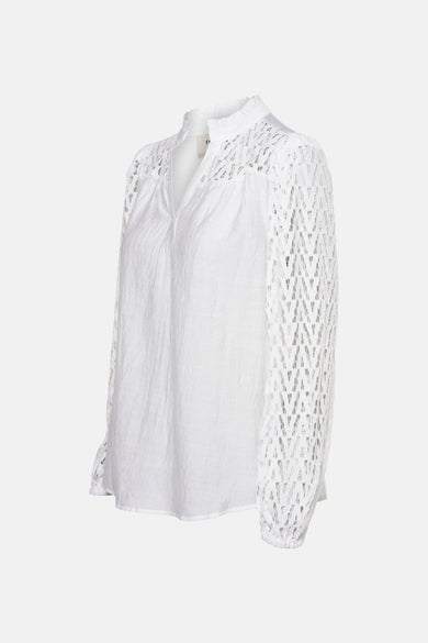 Blouse blanche à manches longues de Fransa, avec détails en dentelle sur les manches et le col.
