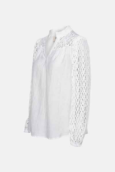 Blouse blanche à manches longues de Fransa, avec détails en dentelle sur les manches et le col.
