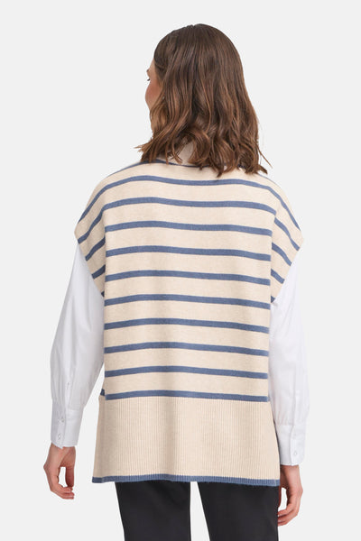 Débardeur rayé multicolore de Fransa, porté sur une chemise blanche à manches longues, vu de dos.