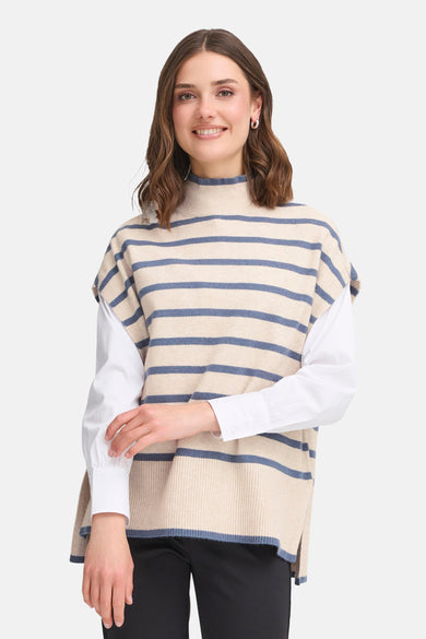 Débardeur rayé en tricot de Fransa, porté sur une chemise blanche à manches longues.