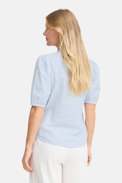 Chemisier bleu à rayures de Fransa, avec des manches courtes bouffantes et un tissu texturé.
