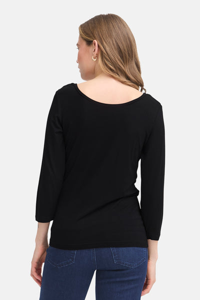 T-shirt à manches longues noir de Fransa, avec encolure bateau et manches trois-quarts, porté avec un jean bleu.