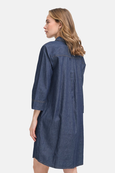 Robe bleu foncé en denim par Fransa, avec des manches trois-quarts et une coupe droite.