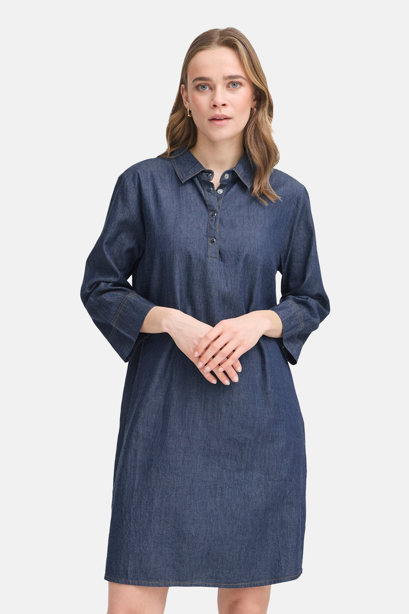 Robe en denim bleu foncé de Fransa, avec col chemise et manches longues.