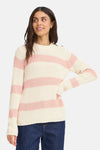 Pull à col rond multicolore de Fransa, avec des rayures roses et des boutons décoratifs aux épaules, porté avec un jean bleu.
