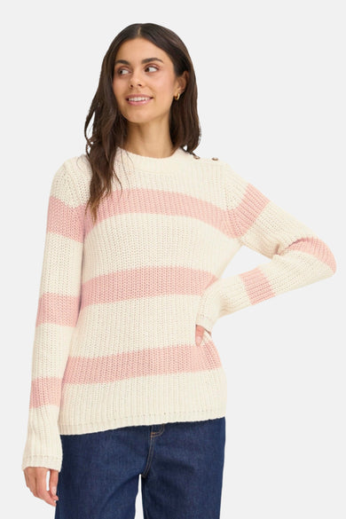 Pull à col rond multicolore de Fransa, avec des rayures roses et des boutons décoratifs aux épaules, porté avec un jean bleu.

