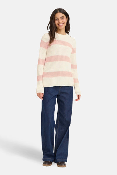 Pull à col rond rose et blanc rayé de Fransa, porté avec un jean ample bleu et des chaussures marron.
