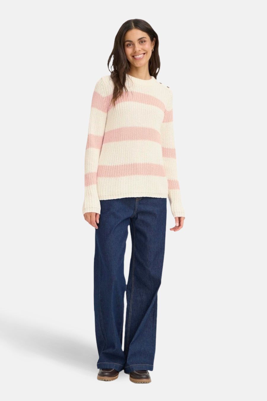 Pull à col rond rose et blanc rayé de Fransa, porté avec un jean ample bleu et des chaussures marron.

