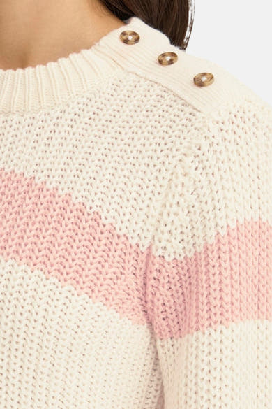 Pull col rond multicolore de Fransa, avec rayures roses et boutons décoratifs sur l'épaule.

