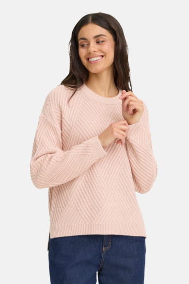 Pull à col rond rose de Fransa®, avec motif texturé en losange sur le devant et les manches longues.