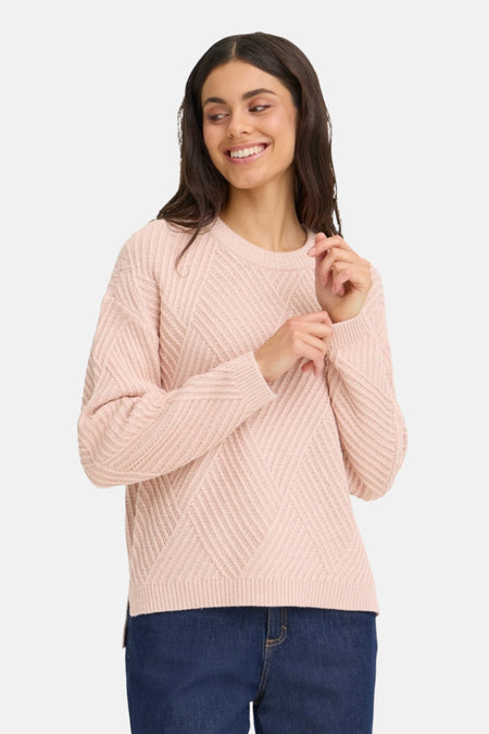 Pull à col rond rose de Fransa®, avec motif texturé en losange sur le devant et les manches longues.