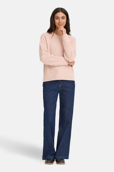 Roze rondehals trui van Fransa, met een geruit textuurpatroon en gedragen met een wijde blauwe jeans.