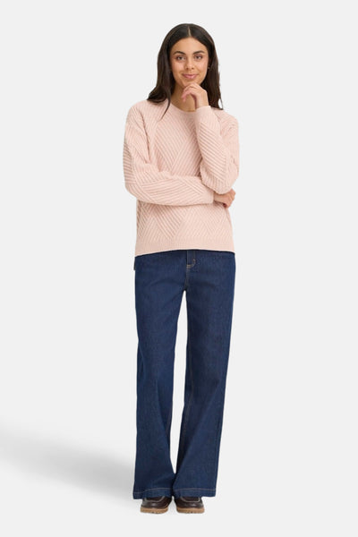 Roze rondehals trui van Fransa, met een geruit textuurpatroon en gedragen met een wijde blauwe jeans.