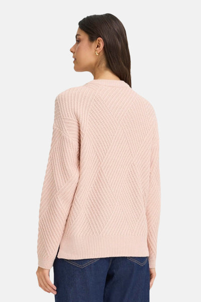 Pull à col rond rose de Fransa, avec motif texturé en losanges sur l'ensemble.