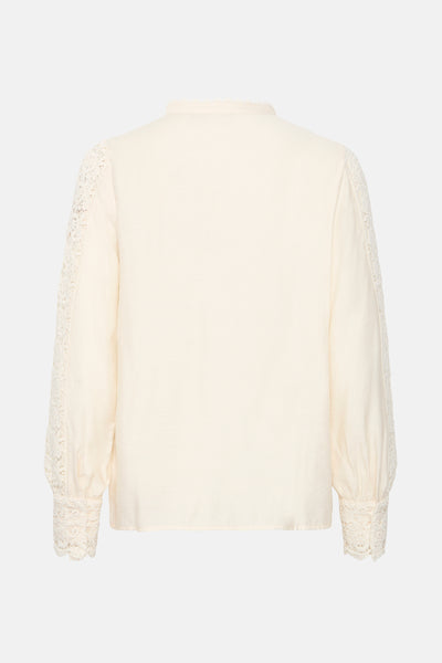 Blouse blanche à manches longues de Fransa ornée de dentelle aux manches, vue de dos.