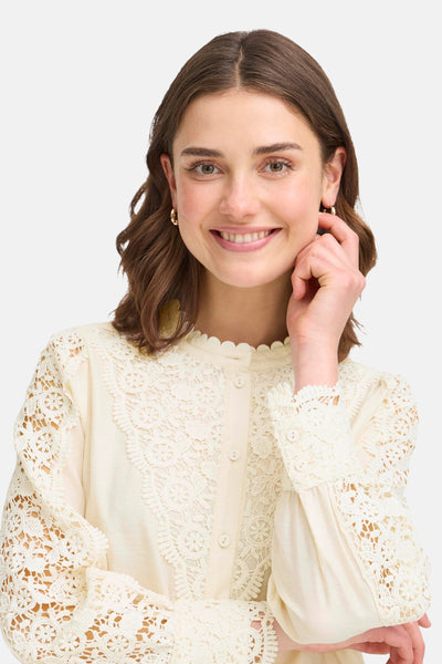 Blouse à manches longues blanche de Fransa, avec détails en dentelle florale et boutons apparents.