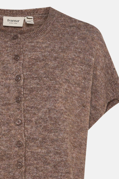 Bruin gebreid vest, uit Frankrijk, met een rij bijpassende knopen aan de voorkant.