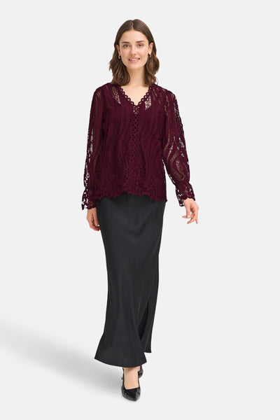 Bordeaux kanten blouse uit Frankrijk, met lange mouwen en uitgesneden details aan de voorkant.