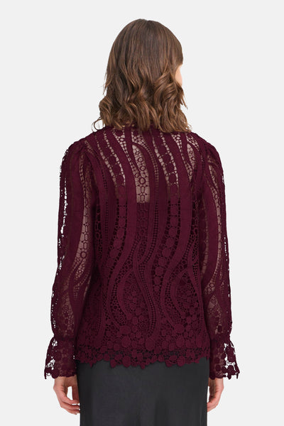 Bordeaux blouse van kant van Fransa®, met lange mouwen en een bloemenpatroon over het geheel.