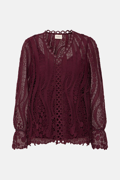 Blouse bordeaux en dentelle de Fransa, avec manches longues et motifs floraux complexes.
