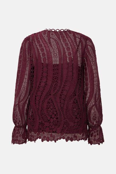 Blouse bordeaux en dentelle de Fransa, avec manches longues et détails ajourés.
