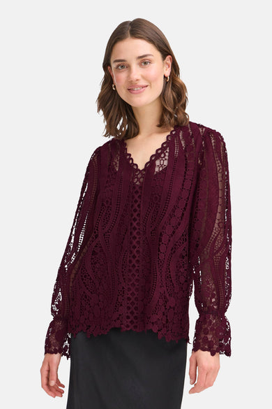 Bordeaux kanten blouse van Fransa, met lange pofmouwen en een geschulpte V-hals.
