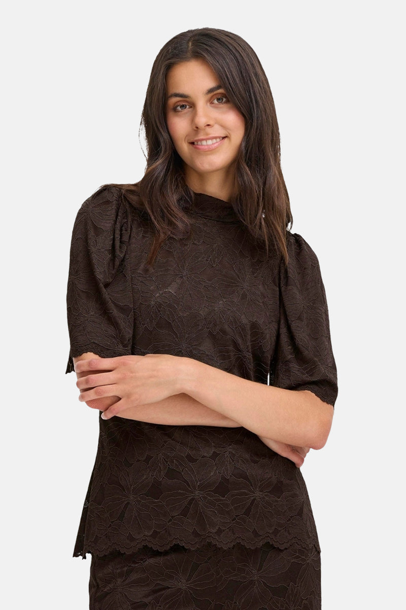 Bruin blouse met korte mouwen van Fransa, met een delicaat bloemenpatroon van kant.