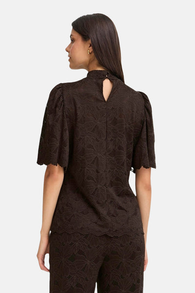 Bruin blouse met korte mouwen van Fransa, in bloemenkant met opstaande kraag en druppelvormige uitsnede op de rug.