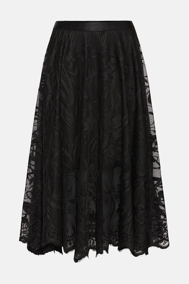 Zwarte lange rok van Fransa, met een kanten rand, gedragen met een zwarte top en sandalen met bandjes.