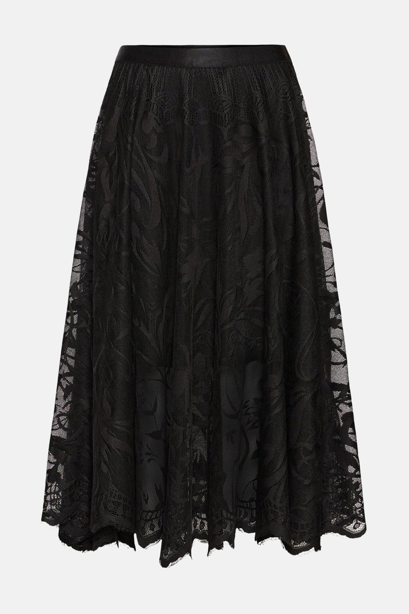 Zwarte lange rok van Fransa, met een kanten rand, gedragen met een zwarte top en sandalen met bandjes.