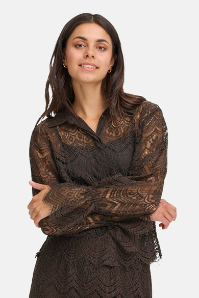 Bruine kanten blouse met lange mouwen van Fransa, met kraag en knoopsluiting aan de achterkant.