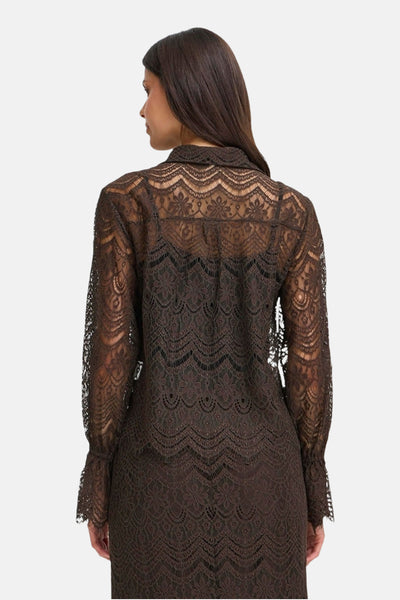 Chemise à manches longues en dentelle marron de Fransa, avec col et fermeture boutonnée au dos.