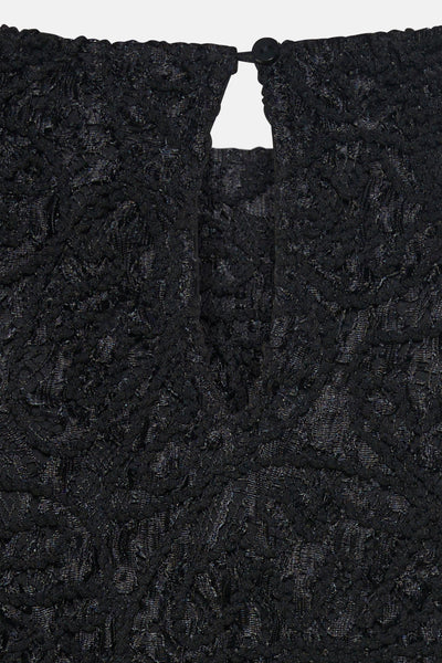 Zwarte blouse met lange mouwen van Fransa, textuurkantdetail en knoopsluiting aan de achterkant.