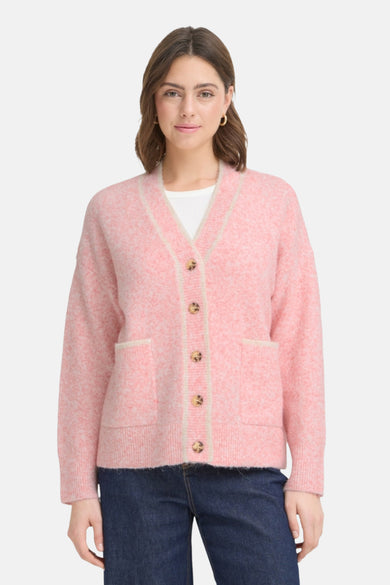 Roze pluizige cardigan van Frankrijk, gedragen met een donkere spijkerbroek, achterzicht.
