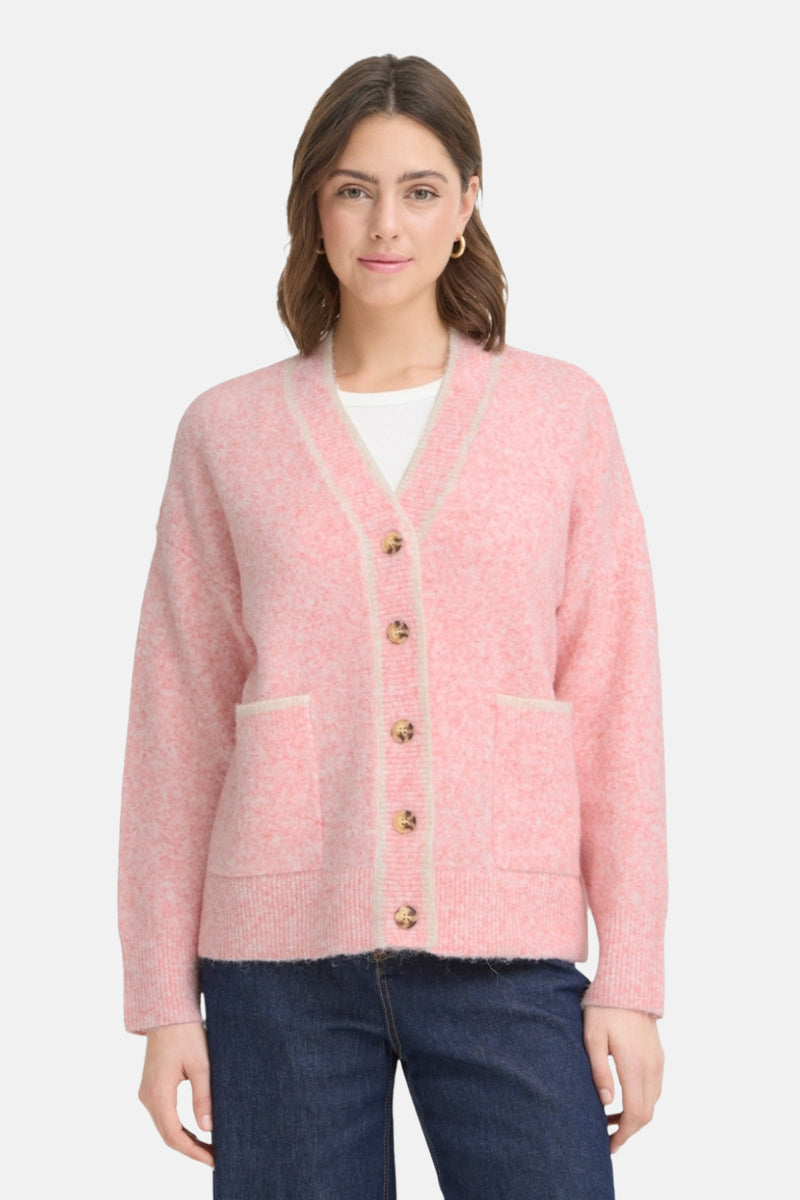 Roze pluizige cardigan van Frankrijk, gedragen met een donkere spijkerbroek, achterzicht.