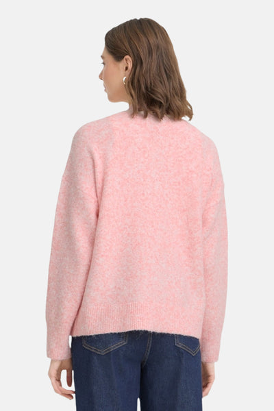 Cardigan rose duveteux de Fransa, porté avec un jean en denim foncé, vue de dos.