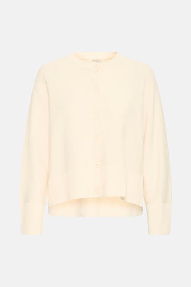 Cardigan beige en maille côtelée de Fransa, avec boutons ton sur ton et coupe courte asymétrique.
